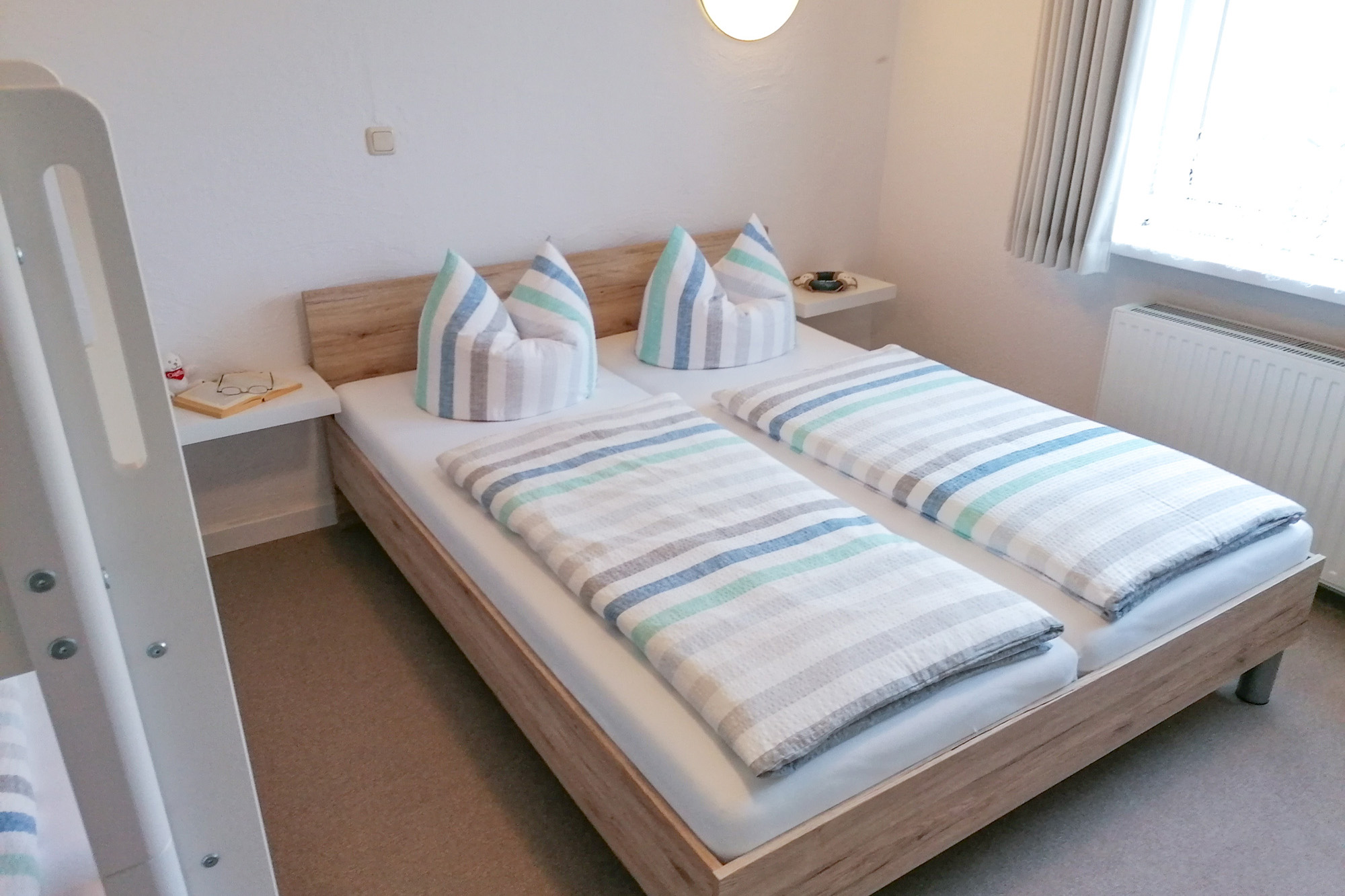 Nordseeblick Baltrum Ferienwohnung 8 2tes Schlafzimmer mit Doppelbett und Etagenbett
